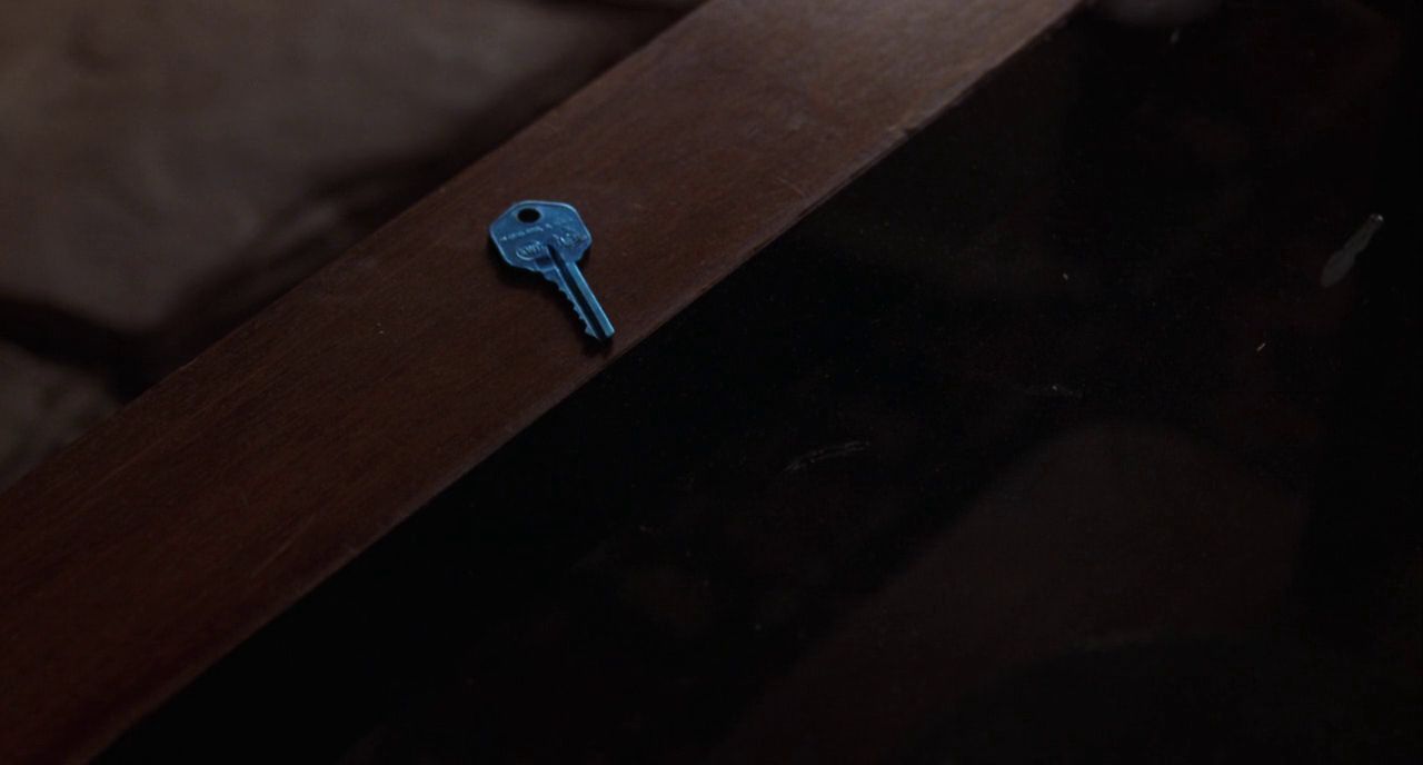 En Mullholland Drive, ¿qué simboliza la llave azul encima de la mesa del apartamento de Diane?