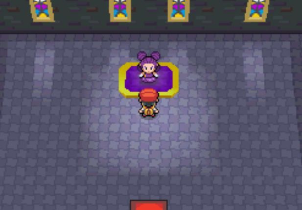 Cuando llegamos al Gimnasio Pokémon de Ciudad Corazón en la región de Sinnoh, ¿De qué especialidad es la líder Fantina?