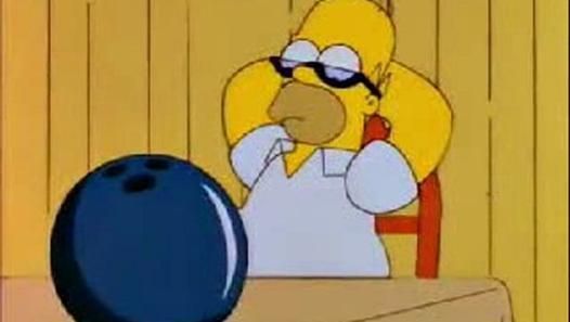 ¿Cuál es el motivo de que Homer deje su trabajo en la bolera y regrese a la central nuclear?