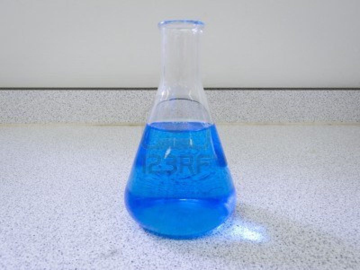 Si tenemos amoníaco líquido puro y añadimos cloruro de amonio (NH4Cl), ¿qué carácter tendrá esta disolución?