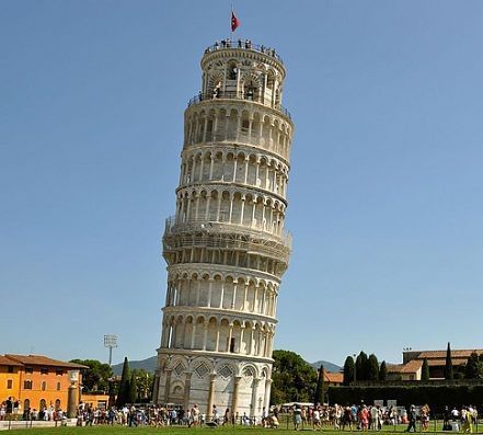 La torre de pisa es una metedura de pata arquitectónica.