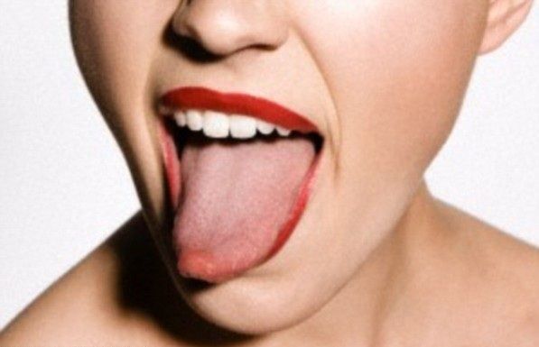 ¿Qué porcentaje aproximadamente de bacterias de la boca se encuentran en la superficie de la lengua?