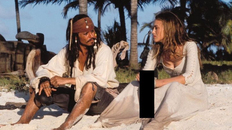 ¿Qué sujeta con las manos Elizabeth en Los piratas del caribe: la maldición de la perla negra?