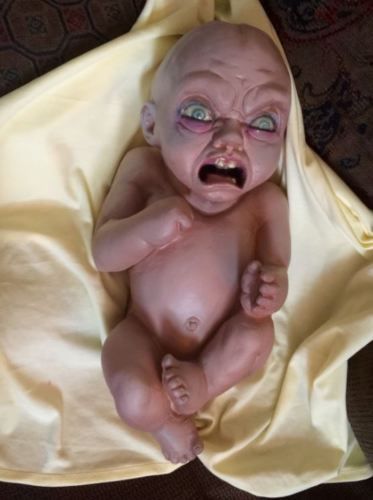 Bebé demonio que escupe