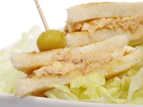 Sándwich de atún con mayonesa