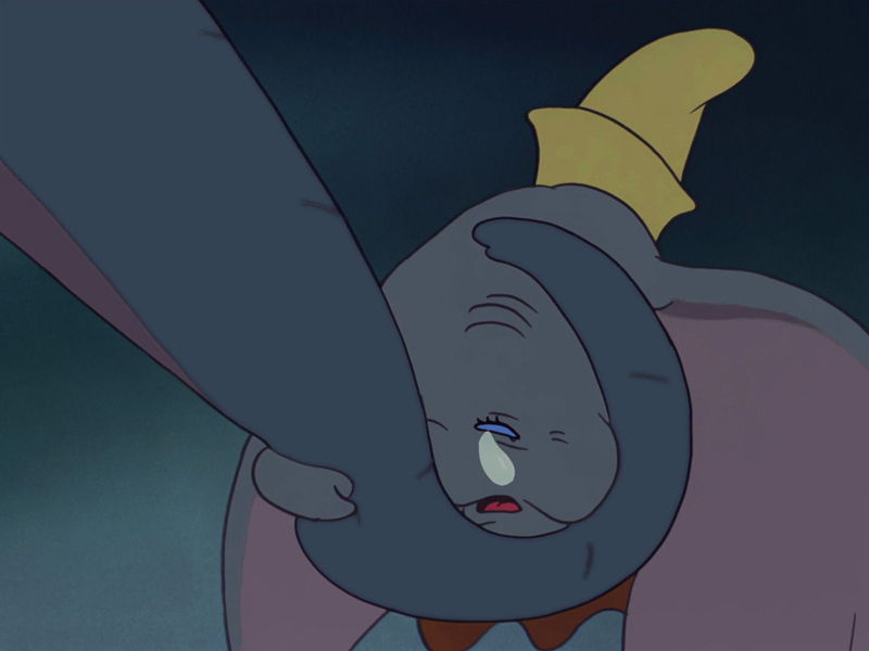 Cuando Dumbo va a visitar a su madre, que está encerrada