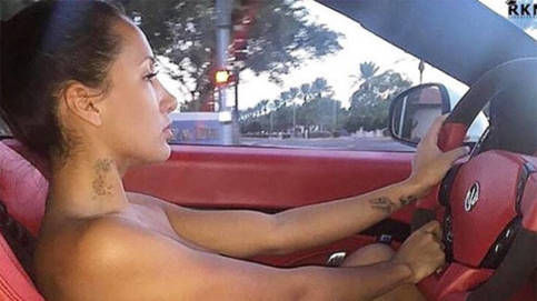 En este país se prohíbe conducir un auto en topless