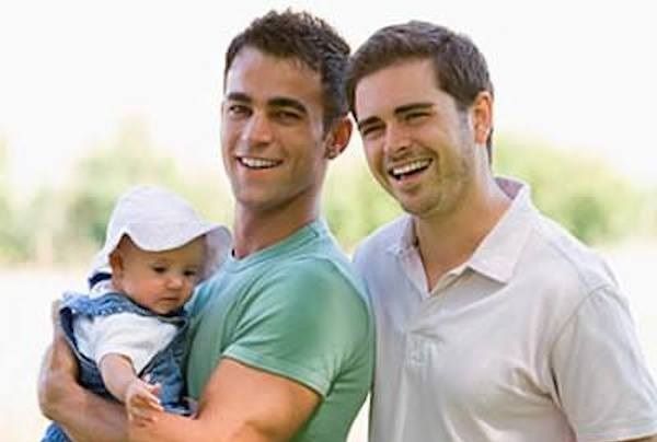 ¿Qué piensas de las parejas o solteros/as homosexuales que quieren tener hijos por adopción u otros medios?