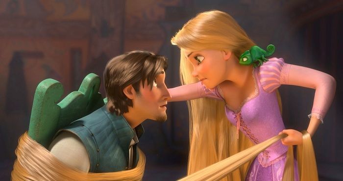 ¿En qué lugar esconde Rapunzel la alforja justo después de pegarle un sartenazo a Flynn?
